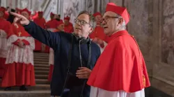 Regisseur Fernando Meirelles spricht mit Jonathan Pryce (rechts) bei den Dreharbeiten zu "Die zwei Päpste" / Mit freundlicher Genehmigung