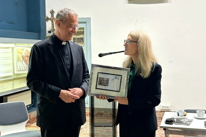 Übergabe des Erstbriefs der Sonderbriefmarke von Msgr. Hugh O’Flaherty: links Prälat Peter Klasvogt, Rektor des Campo Santo Teutonico, rechts Botschafterin Frances Collins