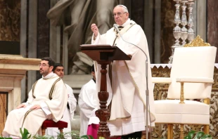 Papst Franziskus predigt bei der Chrisammesse im Petersdom am 13. April 2017. / CNA/Daniel Ibanez