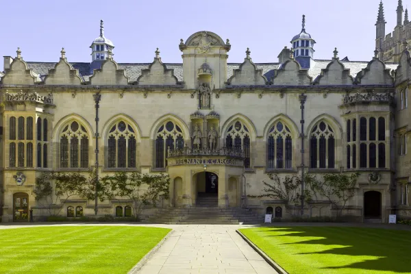 Oriel College, Oxford. Hier studierte der australische Philosoph John Leslie Mackie bis 1940. / Andrew Shiva / Wikimedia (CC BY-SA 4.0) 