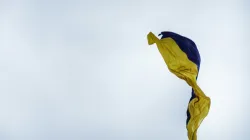Ukrainische Flagge vor grauem Himmel / Vika Strawberrika / Unsplash