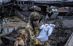 Ein ukrainischer Soldat rettet ein Kleinkind / Ukrainische Griechisch-Katholische Kirche am 5. März 2022