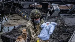 Ein ukrainischer Soldat rettet ein Kleinkind / Ukrainische Griechisch-Katholische Kirche am 5. März 2022