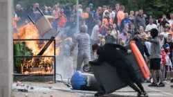 Demonstranten versuchen, in das Holiday Inn Express Hotel einzudringen, in dem Asylbewerber untergebracht sind, am 4. August 2024 in Rotherham, Großbritannien. / Christopher Furlong/Getty Images