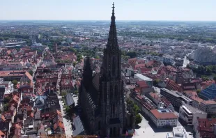 Blick auf das Ulmer Münster / screenshot / YouTube / OS Drohnenaufnahmen