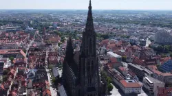 Blick auf das Ulmer Münster / screenshot / YouTube / OS Drohnenaufnahmen
