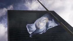 Die Fahne der Vereinten Nationen vor dem UN-Gebäude in New York / UN Photo via Flickr (CC BY-NC-ND-2.0)