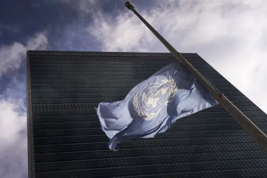 Die Fahne der Vereinten Nationen vor dem UN-Gebäude in New York / UN Photo via Flickr (CC BY-NC-ND-2.0)