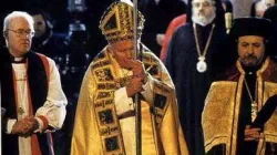 Papst Johannes Paul II. öffnet im Beisein von Vertretern aller christlichen Konfessionen im Jahr 2000 die Heilige Pforte  / pd 