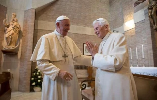 Begegnung der Heiligen Väter: Papst Franziskus mit seinem Vorgänger, Benedikt XVI. / L'Osservatore Romano