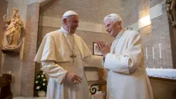 Begegnung der Heiligen Väter: Papst Franziskus mit seinem Vorgänger, Benedikt XVI. / L'Osservatore Romano