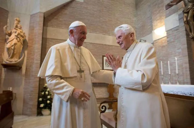 Papst Franziskus und Benedikt.