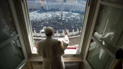 Papst Franzisus grüßt Gläubige auf dem Petersplatz zum Angelus-Gebet / CNA / L'Osservatore Romano