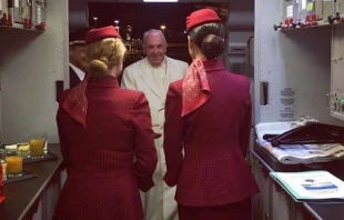 Franziskus beim Einstieg in den Papstflieger nach Myanmar am 26. November 2017 / CNA / L'Osservatore Romano