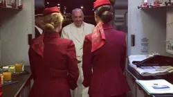 Franziskus beim Einstieg in den Papstflieger nach Myanmar am 26. November 2017 / CNA / L'Osservatore Romano