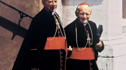 Kardinal Stefan Wyszyński mit dem damaligen Kardinal Karol Woityla. / Adam Bujak - Bialy Kruk