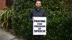 "Beten für die Redefreiheit": Der katholische Geistliche Sean Gough mit seinem Schild.  / ADF UK