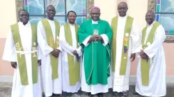 Bischof Aloysius Fondong Abangalo mit den fünf entführten Priestern / Radio Evangelium Mamfe