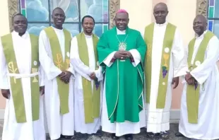 Bischof Aloysius Fondong Abangalo mit den fünf entführten Priestern / Radio Evangelium Mamfe