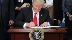 US-Präsident Donald Trump unterzeichnet zwei Anordnungen bei einer Visite des Heimatschutzministeriums. /  Credit: Chip Somodevilla, Getty Images
