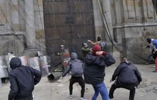 Polizisten schützen die Kathedrale von Bogota gegen Angreifer am 25. April 2019 / Twitter @miralope 
