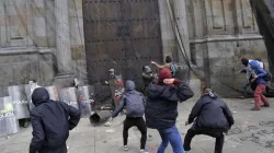 Polizisten schützen die Kathedrale von Bogota gegen Angreifer am 25. April 2019 / Twitter @miralope 
