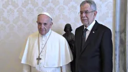 Begegnung im Vatikan: Papst Franziskus und Österreichs Bundespräsident Alexander Van der Bellen am 16. November 2017 / CTV