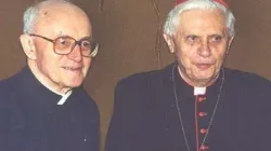 Kardinal Albert Vanhoye (links) mit dem damaligen Kardinal Joseph Ratzinger. / biblico.it