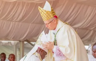 Erzbischof Hubertus van Megen vollzieht die Bischofsweihe von John Kiplimo Lelei zum Weihbischof der kenianischen Diözese Eldoret am 25. Mai 2024 / Bistum Eldoret, Kenia