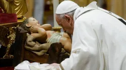 Papst Franziskus küsst das Jesuskind am Hochfest der Geburt des Erlösers / Vatican Media