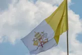 Wer in Schottland provokativ die Flagge des Vatikans hisst, könnte eine Straftat begehen