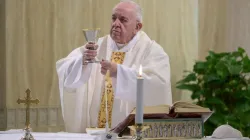 Papst Franziskus feiert die Frühmesse in der Kapelle des Domus Sanctae Marthae im Vatikan. / Vatican Media 