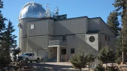 Einrichtung des Vatikans: Das "Advanced Technology Telescope" in Graham County, Arizona USA / Jjstott via Wikimedia (CC BY-SA 3.0)