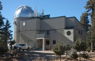 Einrichtung des Vatikans: Das "Advanced Technology Telescope" in Graham County, Arizona USA / Jjstott via Wikimedia (CC BY-SA 3.0)