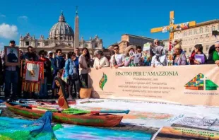 Bunte Tücher, Poster und die "Pachamama" bei "Via Crucis Amazonico" vor dem Petersdom am 19. Oktober / Anthony Johnson / CNA Deutsch
