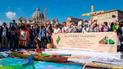 Bunte Tücher, Poster und die "Pachamama" bei "Via Crucis Amazonico" vor dem Petersdom am 19. Oktober / Anthony Johnson / CNA Deutsch