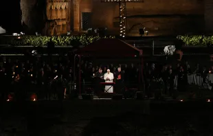 Papst Franziskus betet den Kreuzweg am Kolosseum in Rom am 25. März 2016. / CNA/Alexey Gotovskiy