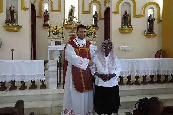 Doña Penha mit Pfarrer Domingos Sávio Silva Ferreira am Tag ihrer Erstkommunion.