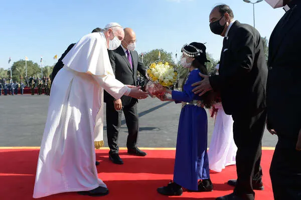 Blumen zur Begrüßung von Papst Franziskus im Irak am 5. März 2021