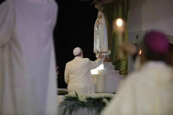 Papst Franziskus vor Unserer Lieben Frau von Fatima