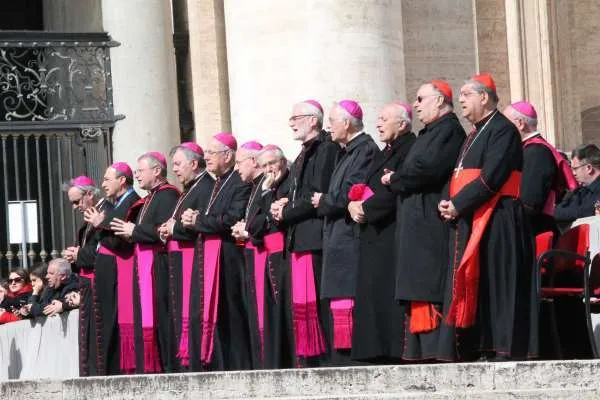 Eine Gruppe von Bischöfen und Kardinälen