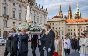 Prozession mit Unserer Lieben Frau von Fatima in Prag / ACN / Jakub Serych