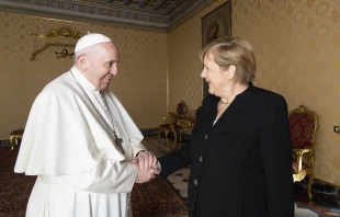 Freundlicher Empfang für Angela Merkel: Papst Franziskus begrüßte die scheidende deutsche Regierungschefin im Apostolischen Palast des Vatikans am 7. Oktober 2021.  / Vatican Media / CNA Deutsch 