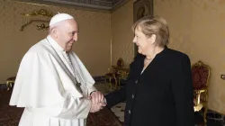 Freundlicher Empfang für Angela Merkel: Papst Franziskus begrüßte die scheidende deutsche Regierungschefin im Apostolischen Palast des Vatikans am 7. Oktober 2021.  / Vatican Media / CNA Deutsch 
