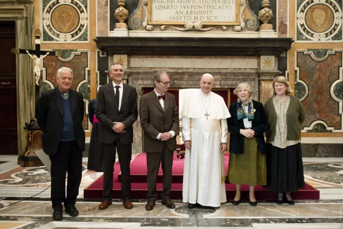 Papst Franziskus mit den Preisträgern 