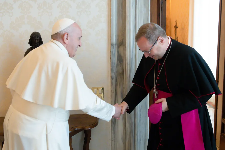 Papst Franziskus empfängt Bischof Georg Bätzing von Limburg am 24. Juni 2021.