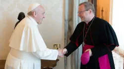Die Kopfbedeckung in der Hand: Bischof Georg Bätzing bei seiner Audienz bei Papst Franziskus am 24. Juni 2021 / Vatican Media