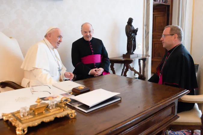 Papst Franziskus im Gespräch mit Bischof Georg Bätzing von Limburg (rechts) im Apostolischen Palast des Vatikans am 24. Juni 2021