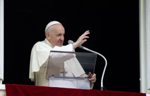 Papst Franziskus winkt Zuschauern auf dem Peterspatz am 26. September 2021. / Vatican Media