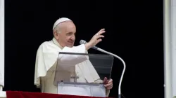 Papst Franziskus winkt Zuschauern auf dem Peterspatz am 26. September 2021. / Vatican Media